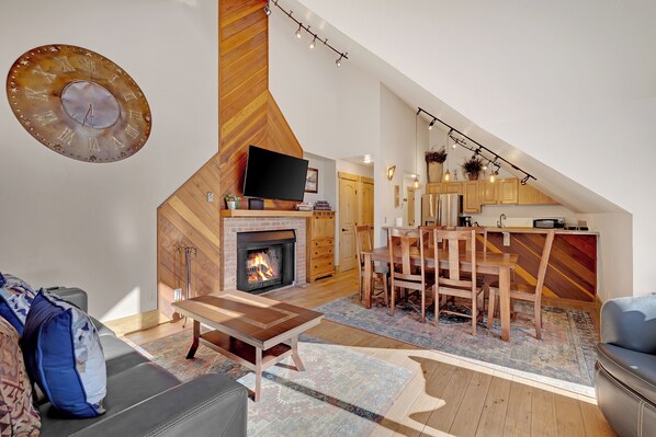 TV, fireplace