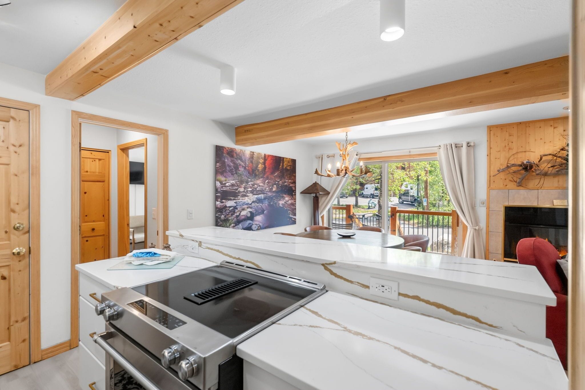 Una cocina moderna con estufa integrada, un comedor con vistas y una chimenea.