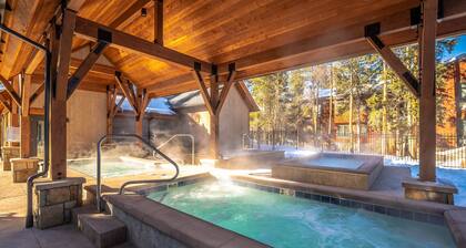 Homey Condo with Cabin vibe, Steps from Slopes. Downtown. Heated Pool TBNA1