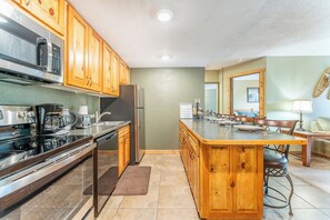 Køleskab, mikrobølgeovn, ovn, kogeplade