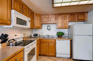 Køleskab, mikrobølgeovn, ovn, kogeplade