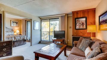 Een televisie en een open haard