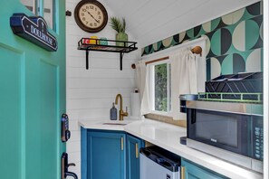 冷蔵庫、電子レンジ、食器洗い機、コーヒー / ティーメーカー