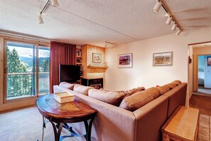 Televisión y chimenea