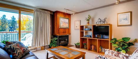 Televisión y chimenea