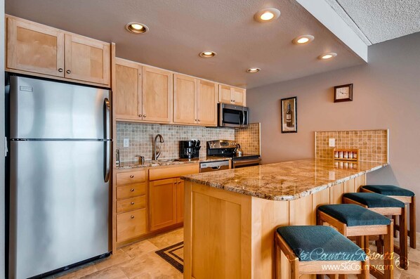 Køleskab, mikrobølgeovn, ovn, kogeplade