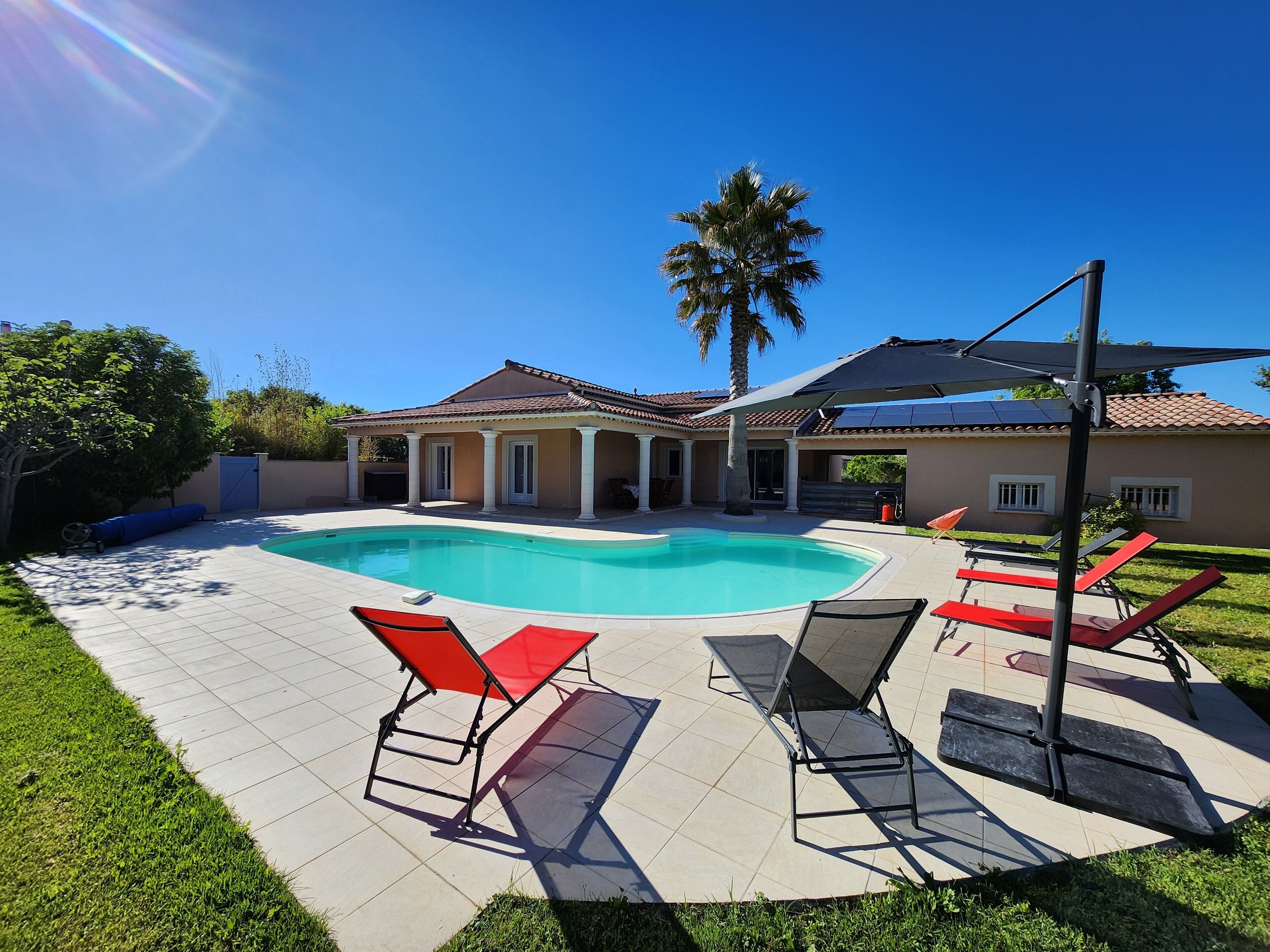 Een buitenzwembad en een verwarmd zwembad