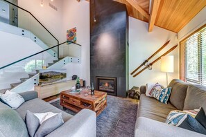 TV, fireplace - Modern 3BD/3BA Townhome/Hot Tub (Whistler)