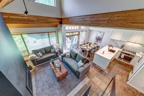 TV, fireplace - Modern 3BD/3BA Townhome/Hot Tub (Whistler)