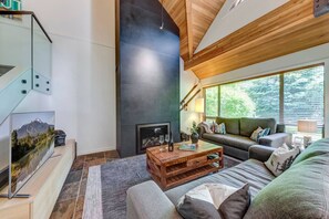 TV, fireplace - Modern 3BD/3BA Townhome/Hot Tub (Whistler)