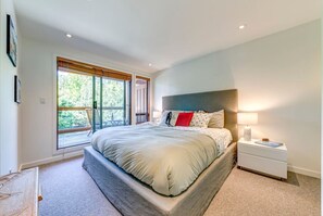 3 bedrooms, in-room safe, desk, iron/ironing board - Modern 3BD/3BA Townhome/Hot Tub (Whistler)