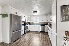 Geladeira, micro-ondas, fogão, cooktop