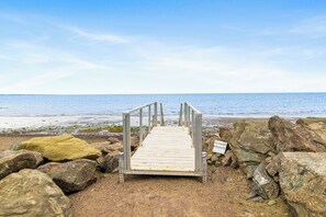 Chaises longues, serviettes de plage