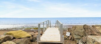 Very cozy and spacious 4-season cottage with easy access to Ocean 