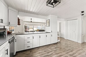 Fridge, microwave, oven, stovetop - Very cozy and spacious 4-season cottage with easy access to Ocean  (Beaubassin-est)