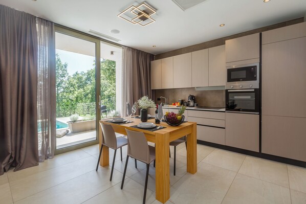 Een koelkast, een microgolfoven, een oven, een kookplaat