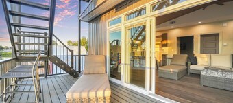 Luxurious Lakehouse Living