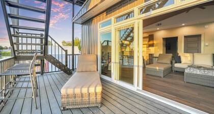 Luxurious Lakehouse Living