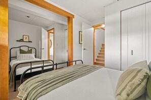 4 bedrooms, desk, travel cot, free WiFi