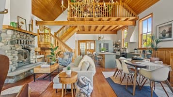 TV connectée, cheminée, livres, espaces bureaux