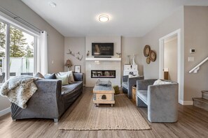 Smart TV, fireplace, stereo