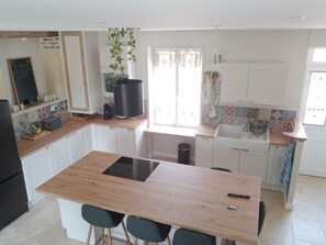 Réfrigérateur, four à micro-ondes, un four, surface de cuisson