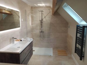 Dusche, Haartrockner, Handtücher