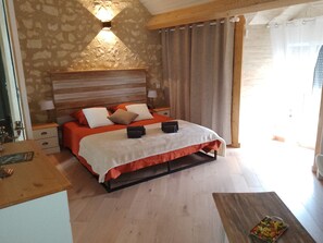 3 chambres, coffre-fort, fer et planche à repasser, lit de bébé portatif