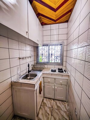 Fridge, microwave, stovetop, coffee/tea maker - Furnished studio Dom City Yassa Ari.  (Douala)