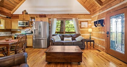 Relax on the Quiet Side – Hot Tub & Serenity!