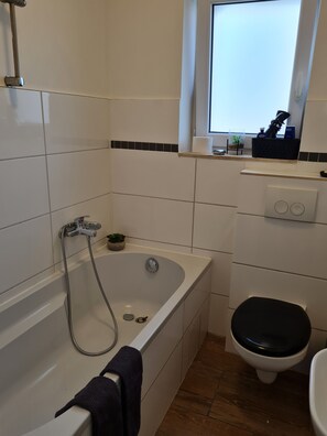 Een haardroger, handdoeken, toiletpapier