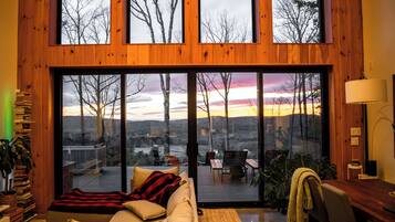 Smart TV, DVD player, livros, aparelho de som