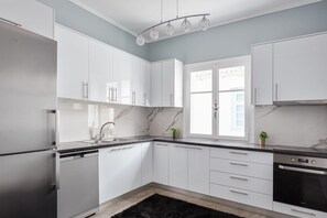Réfrigérateur, four, plaque de cuisson, lave-vaisselle
