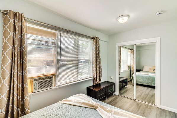 2 bedrooms, desk, WiFi, bed sheets