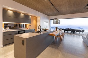 Frigorífico, horno, placa de cocina y lavavajillas