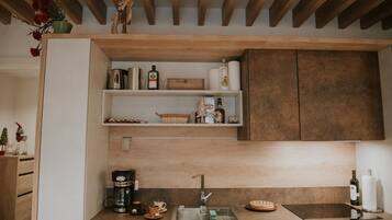 Fridge, oven, stovetop, dishwasher