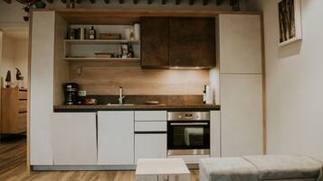 Fridge, oven, stovetop, dishwasher