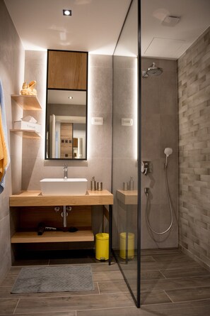 Dusche, Haartrockner, Handtücher, Toilettenpapier