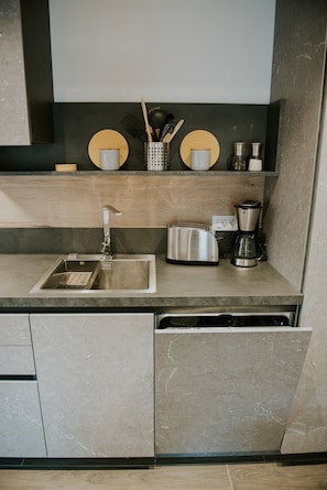 Fridge, oven, stovetop, dishwasher