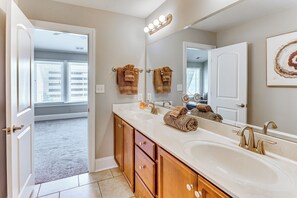 Hair dryer, towels - Walk to Ocean: Myrtle Beach Townhome w/ Balcony! (Myrtle Beach)