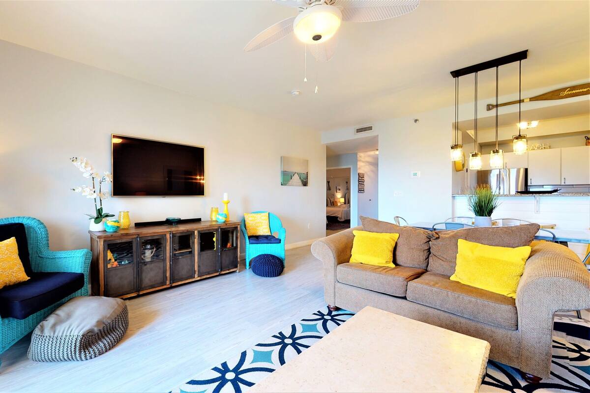Ein modernes Wohnzimmer mit Sofa, Sesseln und Couchtisch.