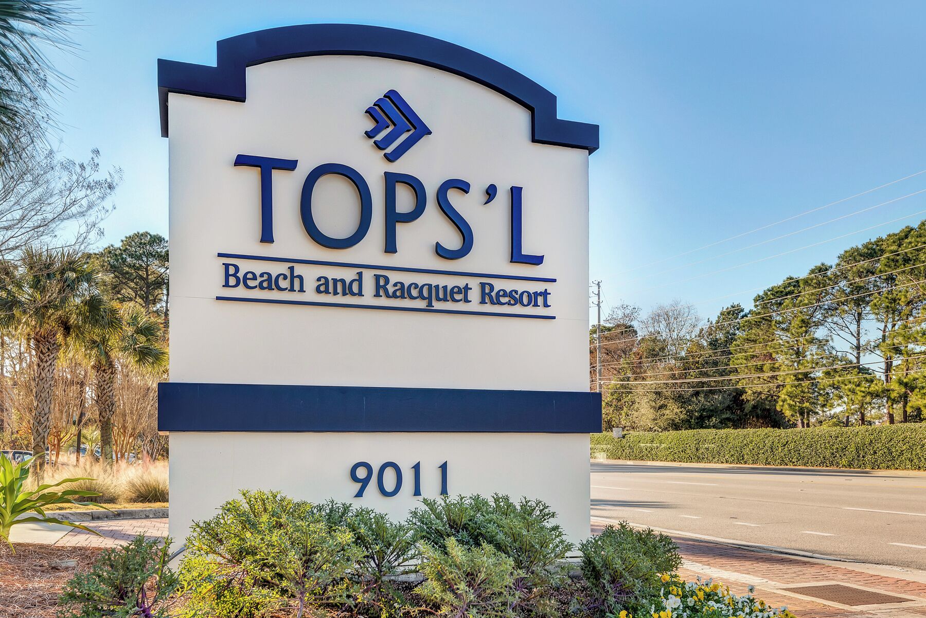Schild für den TOPS'L Beach and Racquet Resort mit der Adresse 9011.