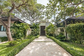 4 bedrooms - Mesmerizing Villa With Jacuzzi Maid in Cap Cana (Punta Cana)