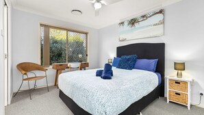 Une chambre à coucher avec un lit, un bureau et une chaise.