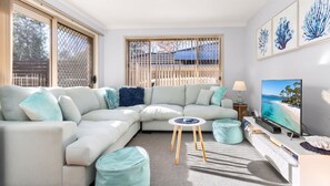 TV - Coral Villa by Experience Jervis Bay (Huskisson)