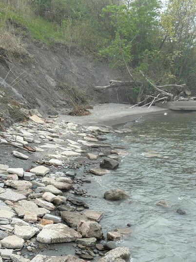 LAKEFRONT PROPERTY CHARMING 2-bedroom house sleeps 6  in delightful Conneaut.