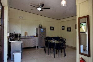 Chalet familiar, junto a la montaña | Cocina privada | Microondas, horno, placa de cocina y hervidor eléctrico