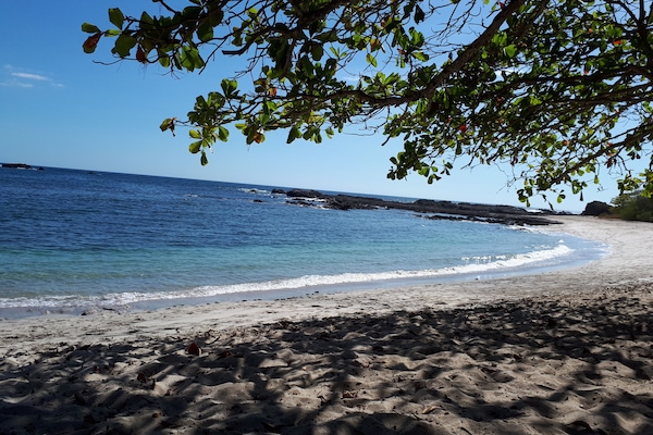 På stranden och svart sandstrand