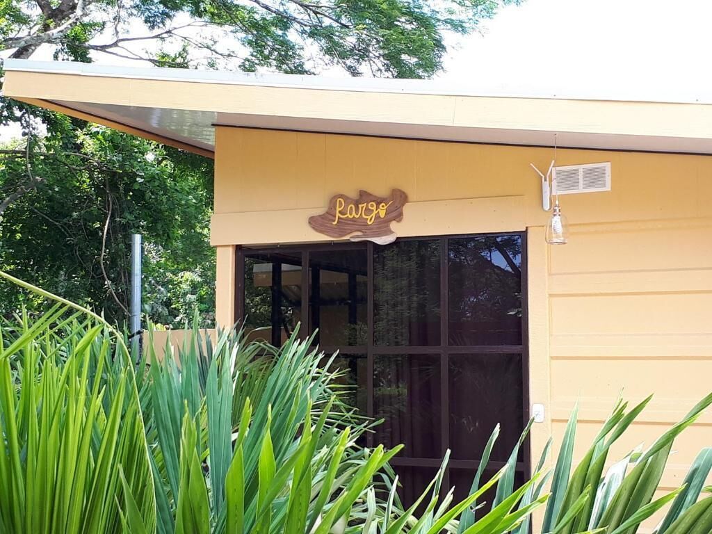Un edificio con un letrero que dice 'Ringo' sobre la entrada.