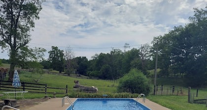 Historical 4-bedroom farmhouse in serene Sharpsburg with AC.